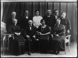 Ukjent familiegruppe 1926, innmontert person. eller et styre