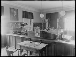 Interiør fra Rakkestad Sparebank 1943. Kontorinteriør med sk