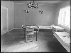 Interiør fra soverom med feltsenger  på Feriehjemmet i Bukta