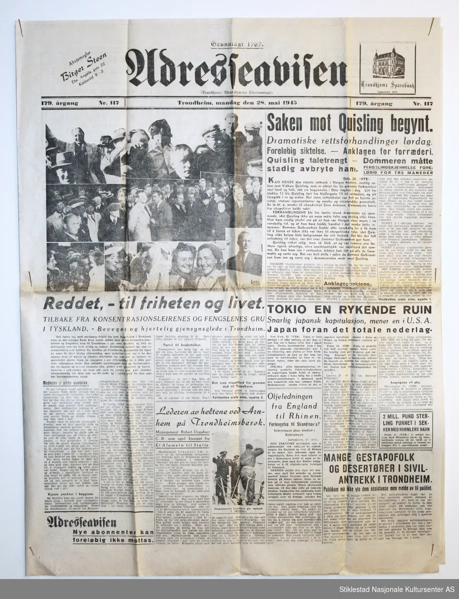 Adresseavisen med 6 sider i fullformat. Utgitt våren 1945. Eierinitialer stemplet i venstre hjørne (øverst). Illustrert med bilder.