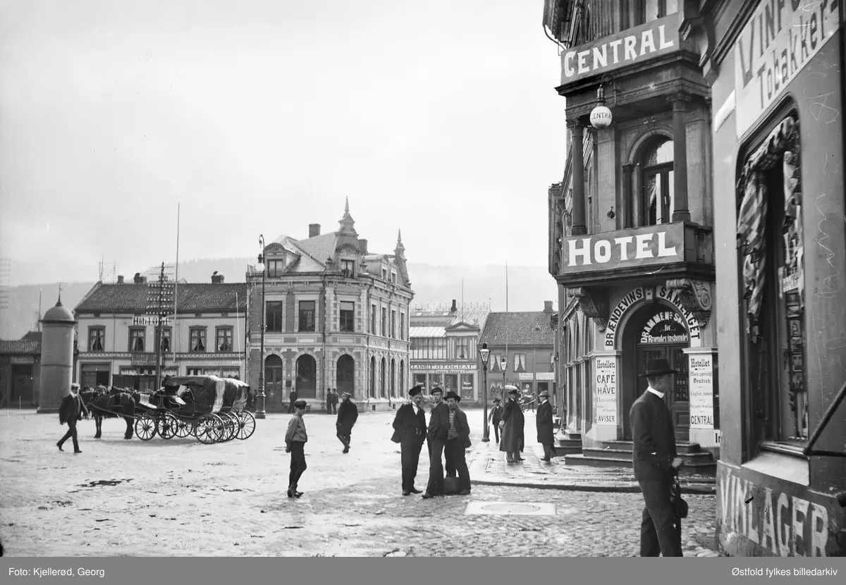 Strømsø torg i Drammen med Central Hotel til høyre og det nedrevne ...