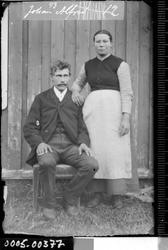 Portrett av mann og kvinne i helfigur.