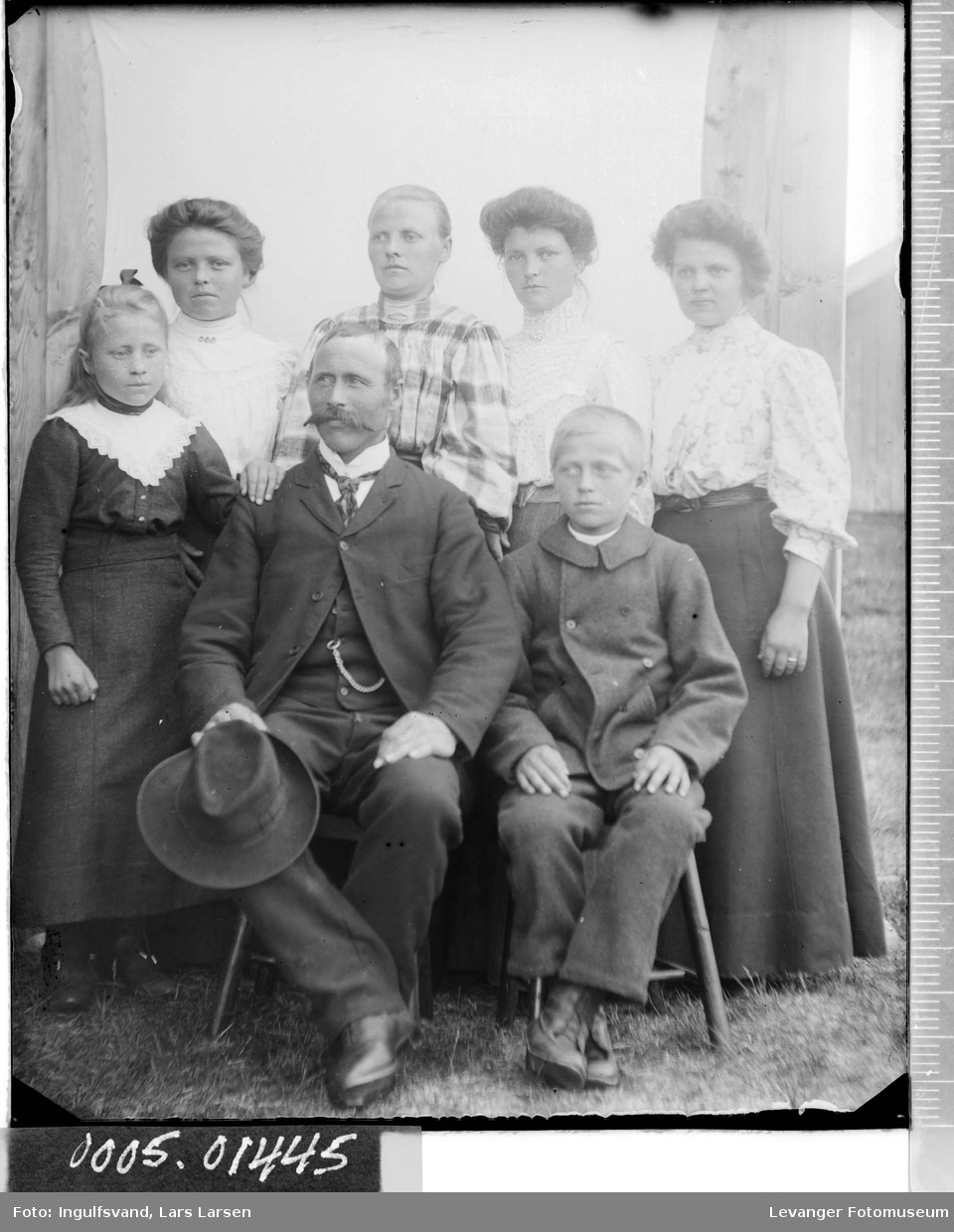 Gruppebilde av en mann, fire kvinner og to barn.