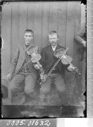 Portrett av to menn med fioliner.