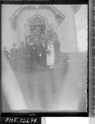 Brudefølge ved en kirke.