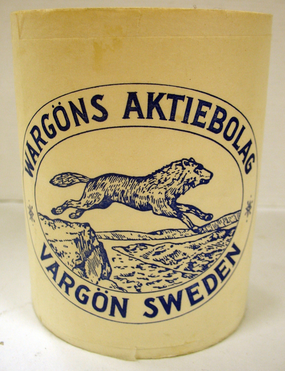 Rulle med toalettpapper med omslag från Vargöns  Aktiebolag. Omslaget har en bild av en varg. Vargön Sweden.