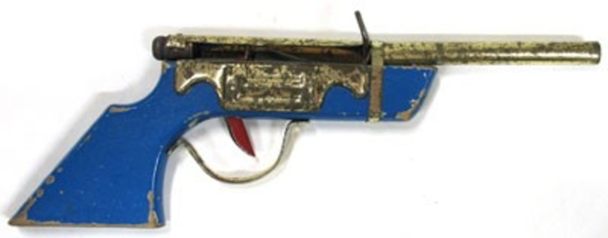 Revolver i trä och metall.  Blåfärgat.

Tio leksaksvapen, två pistoler, ett gevär samt sju revolvrar av trä, metall och plast. Vapnen skjutes varierande med knallpulverremsor, knallhattar, eller med spännfjäder och kork. Vapnen är tillverkade i Tyskland, Japan och Italien på 1940-70-talen. Mått: L. 5 - 46,3 cm.