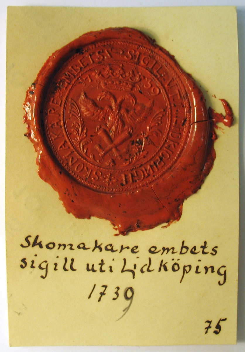 Sigill för skrået för skomakare.

Lidköping 1739. "SKOMAKARE EMBETZ SIGIL VTTI LIDKIÖPINGH". En krönt dubbelörn hållande tvennekorslagda stövlar. Ovan årtalet 1739. Diameter 42. (Från stamp på Västergötlands museum i Skara 75).