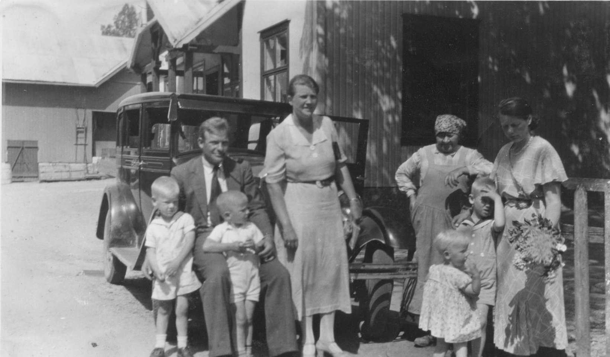 Familiane Hedberg og Momrak i Folkestadbyen