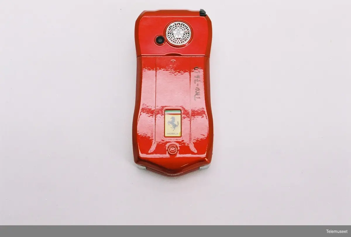 Dette er en kinesisk telefon som oftest er kopier av orginale andre mobiltelefoner. 
Denne er utformet som en ferrari bil og er en type slide telefon.