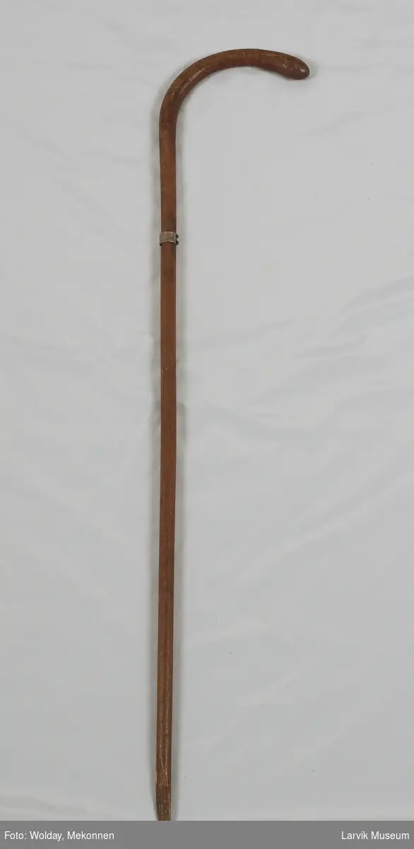 Form: sølvring fastnaglet med 2 messingnagler 56 cm
