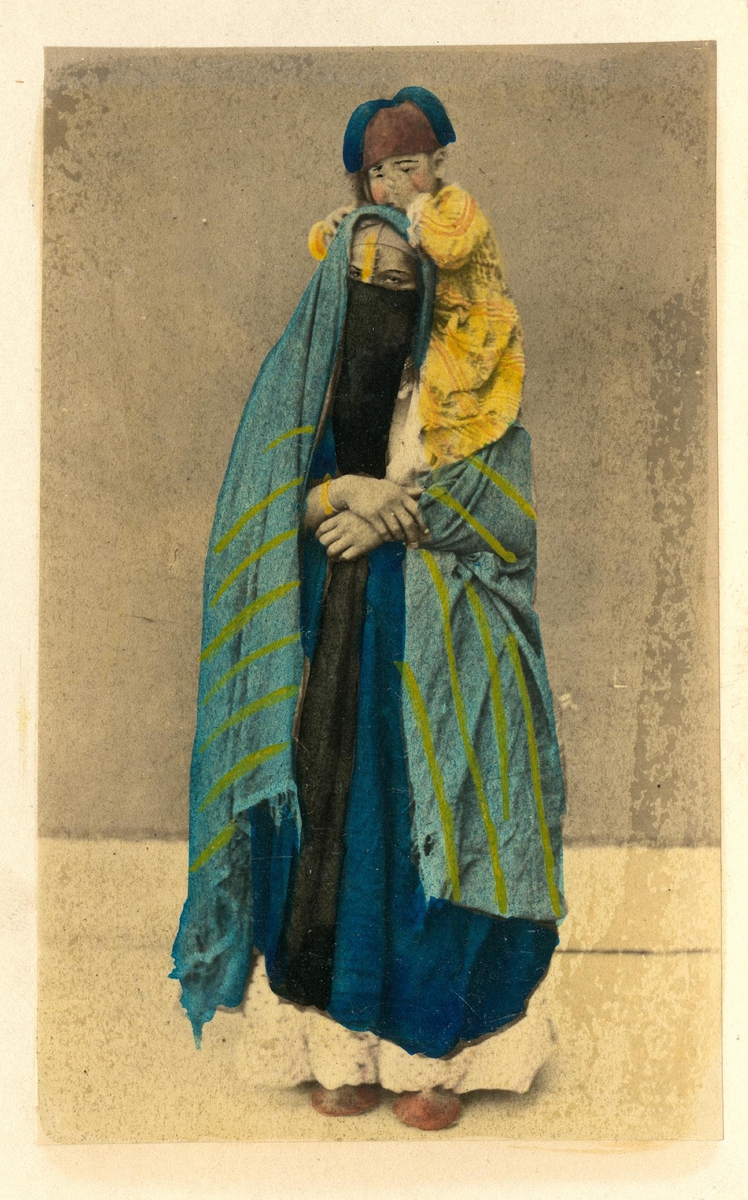 Porträtt kvinna med barn. "Femme portant son enfant"