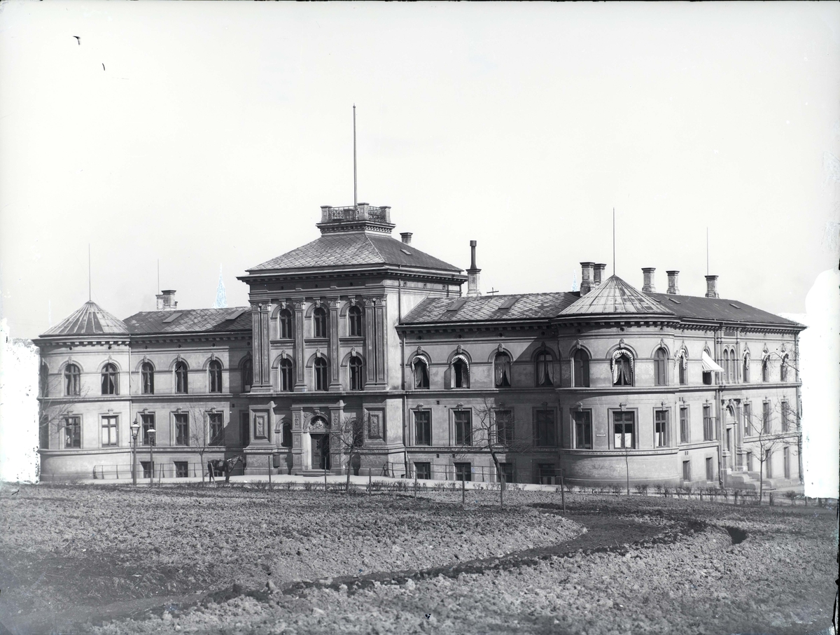BYGNINGER: Oppmålingsgården i St.Olavsgt.32,år 1880-1980.
