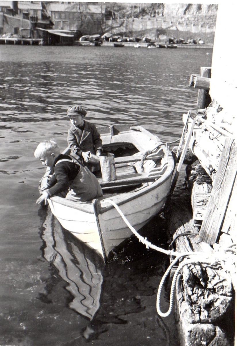 Olav Momrak Haugann i pram, Brevik, 1942