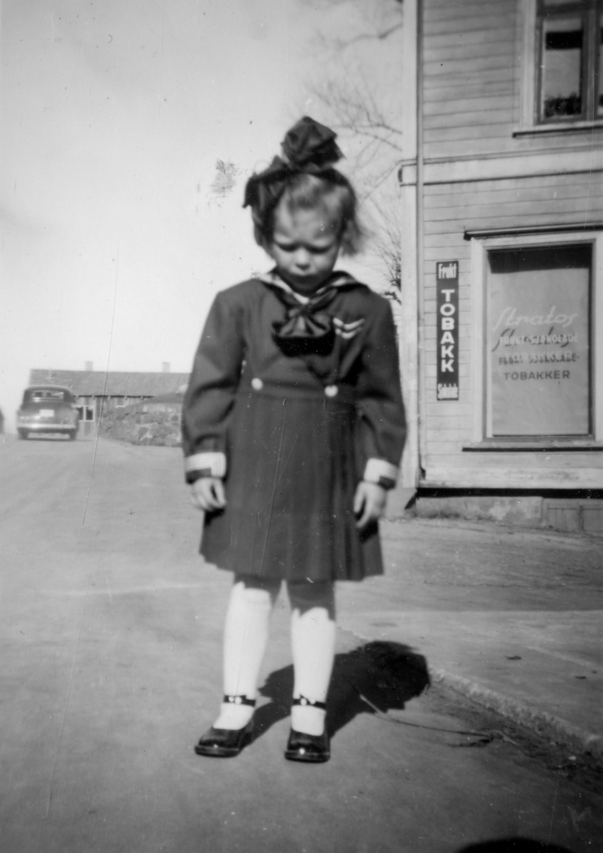 Grethe-Sofie Somdalen foran Bardusgård,  Kragerø . 
17.mai 1950 ca.