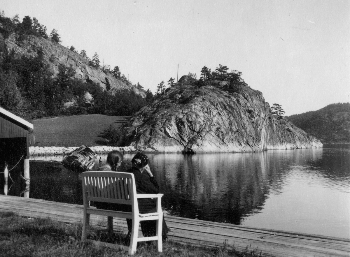 Oldemor Hansine Wiborg og Liv Wiborg på benken og ser ut over fjorden, Frøvik gård, 29.august 1926