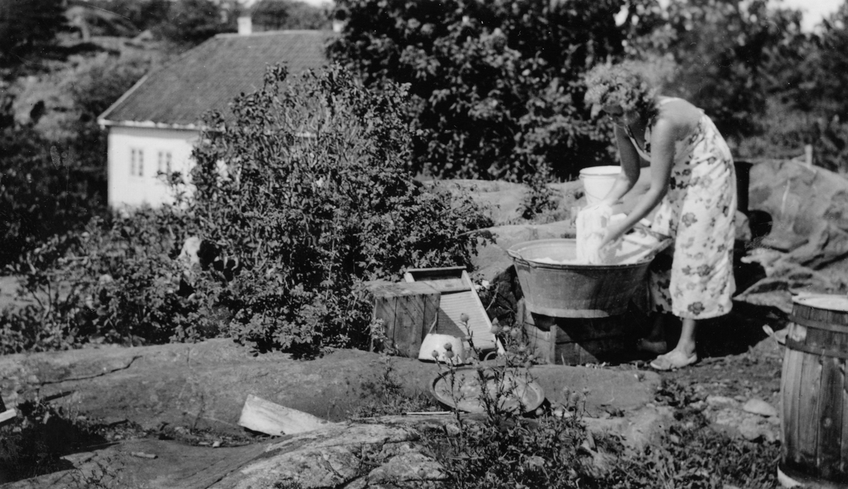 Dame fra havna kom og vasket tøy for familien Schweigaard. Skåtøy, 1935