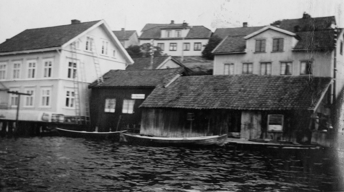 Øya mot Gunnarsholmen med en av Kragerø's storindustrier.
Øya Mineralvannfabrikk. 1936.