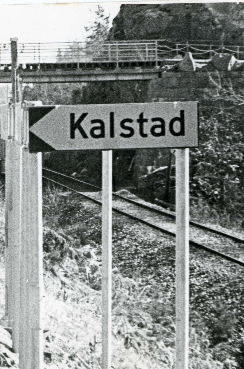 Skiltet til oppkjøringen til Kalstad brua.