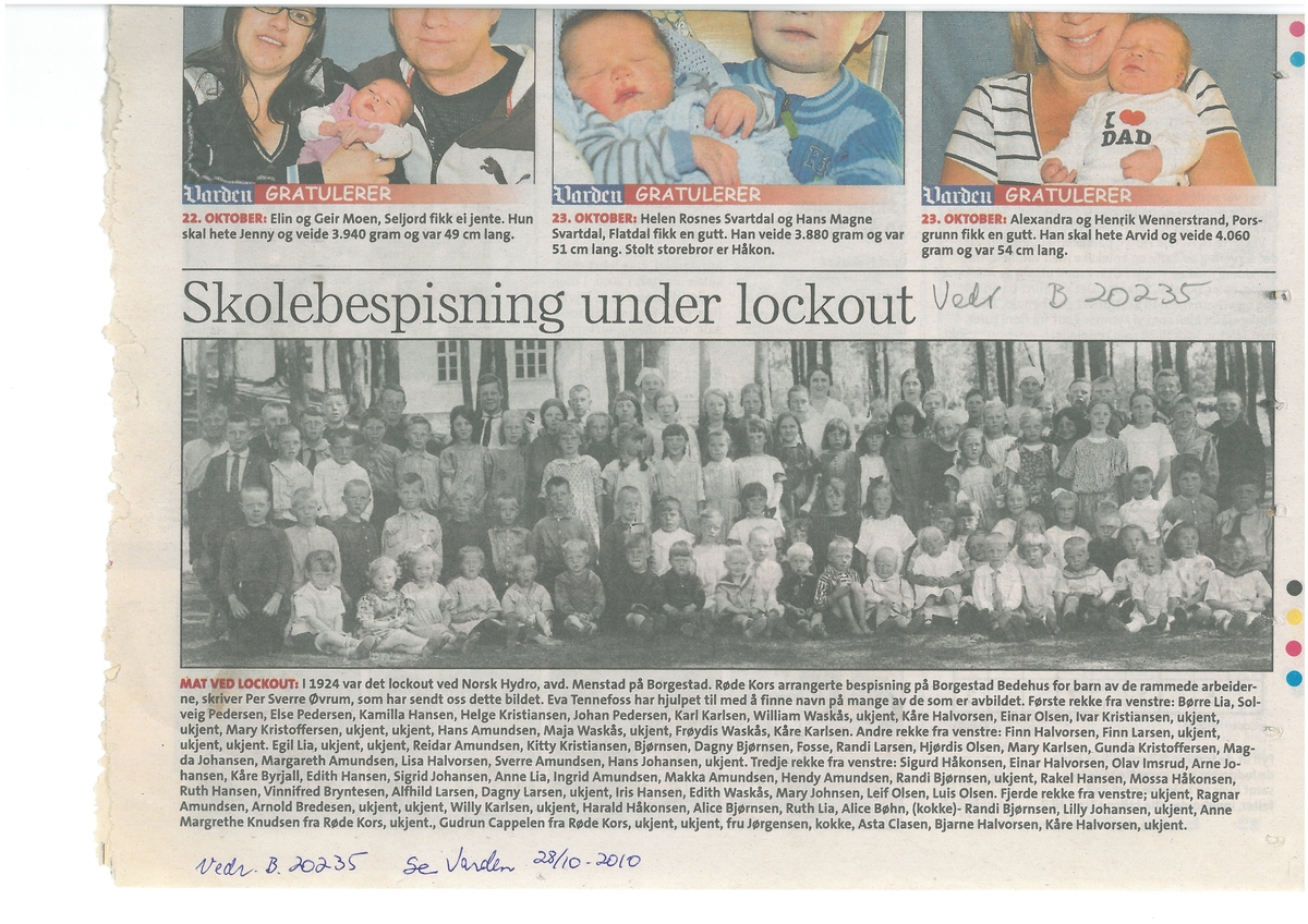 Skolebespisning på Borgestad 1924. Skolebespisningen ble arrangert av Gjerpen Røde Kors for at barna skulle få mat under storstreiken i 1924. Fru Anne-Margrethe P. Knudsen fra Borgestad (lys kjole, uten hodeplagg) og datteren, Gudrun (med fletter), ses i bakre rekke. Det var grøt på lørdager.