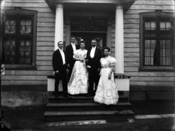 Bryllupsbilde. Tatt foran Cappelengården Lundegt. 6.