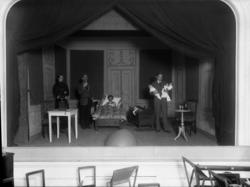 Et skuespill i festiviteten fotografert