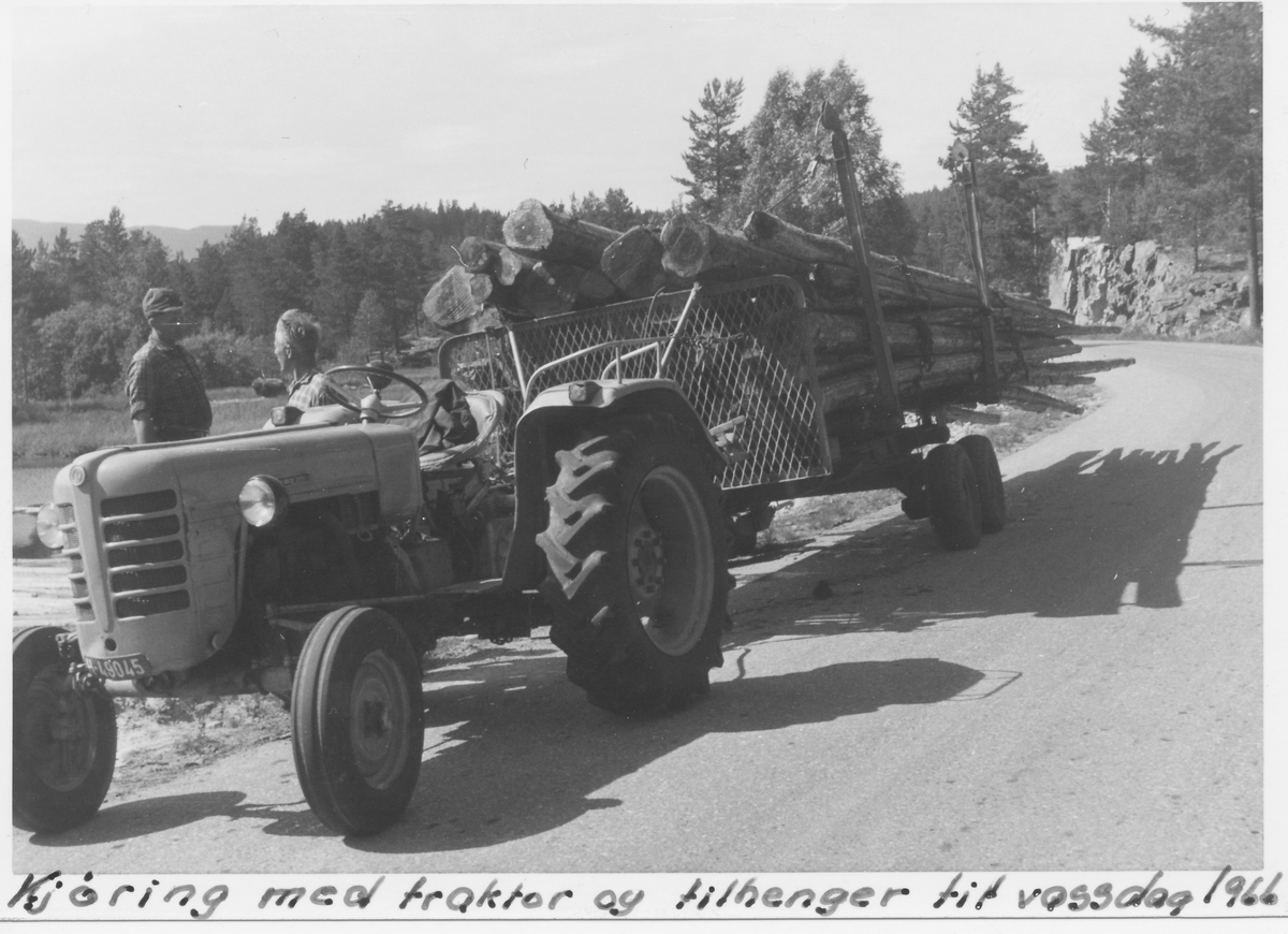Kjøring med traktor og tilhenger til vassdag 1966