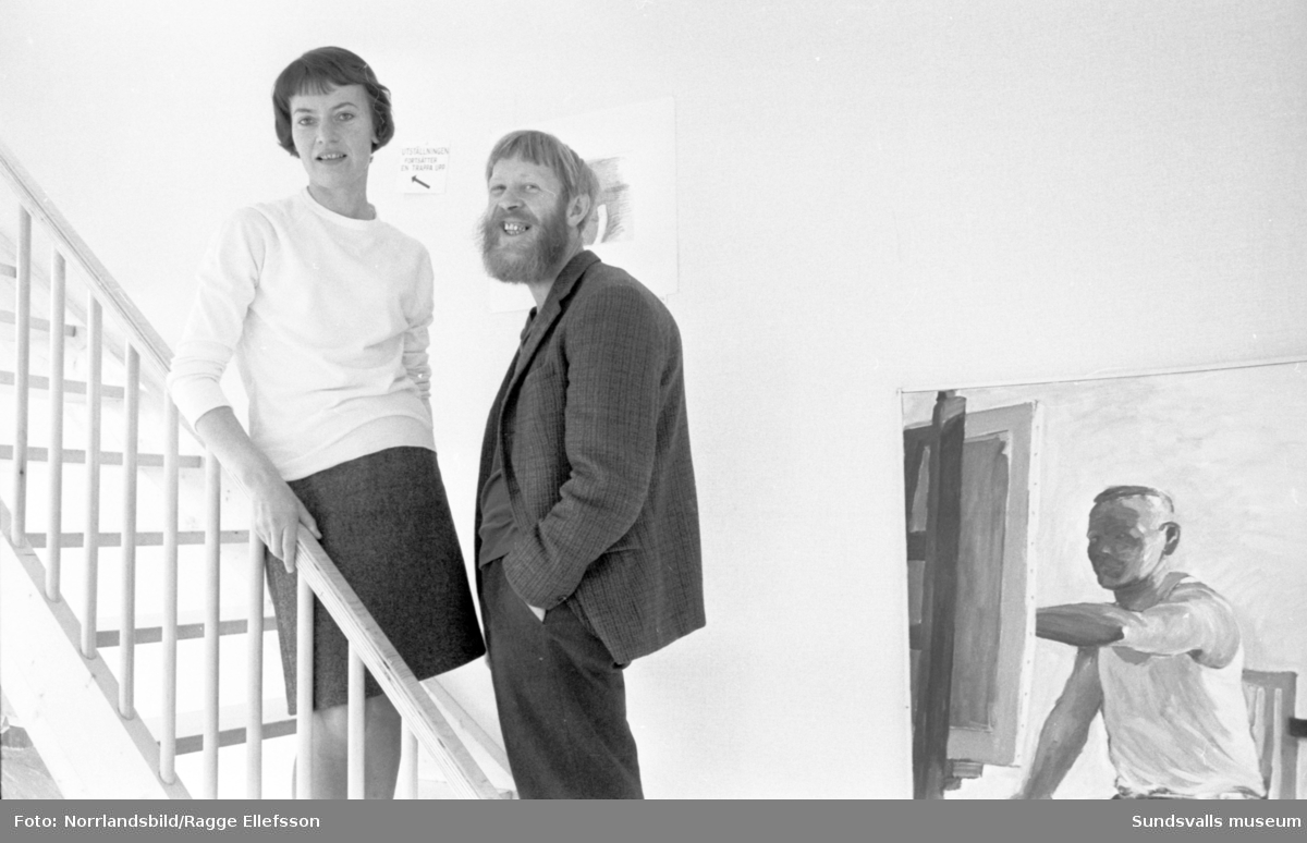 Rolf och Gertie Lidberg utanför sitt galleri på Grundläggaregatan 5.