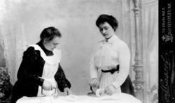 Ukjente kvinner som stryker tøy