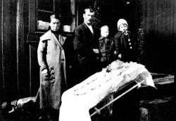 Gravferden til Agno Garstad med foreldrene Martha og Leif og