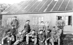 Bakerst fra venstre "Storsvensken" Anderson, mann nr 3 foran