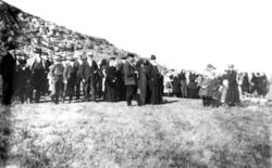 Valøya Kirkegård med prest og menighet, foran fra venstre: O
