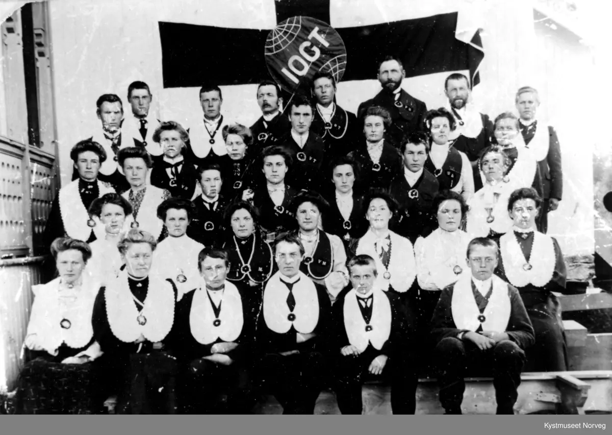 Bakerste rekke fra venstre: ukjent, ukjent, Edvard Johansen, Einar Nakling, Fridtjof Løvset, John B. Sørå. Andre rekke fra venstre: ukjent, ukjent, Agnes Nakling Torstad, Sigrid Hiller, Sidevard Hamland, Petter J. Sørå, Jørgen Mulstad og Ole Pettersen ellers ukjente. Kretstevne på Kolvereid