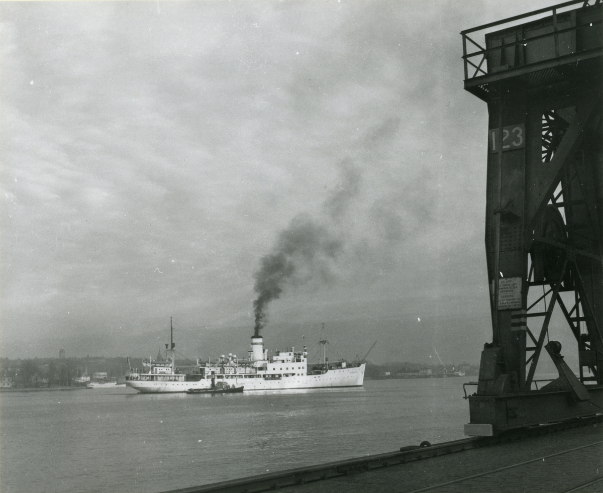 Foto från 1949-11-11 visande passagerarångfartyg BELOOSTROV av U.S.S.R. på Stockholms ström.
Foto: Ossi Janson
