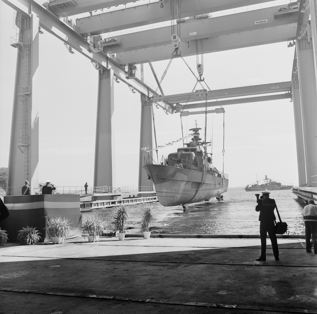 PTRB Tirfing överlämnas till Marinen efter ombyggnad.
Närmast identisk bild: V134115 och V134118, ej skannade.