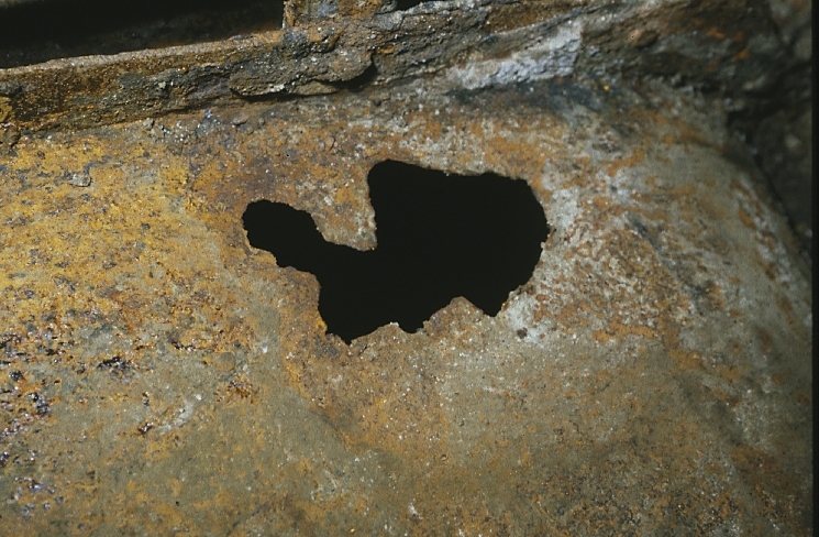 Fartyg: FREJA                         Bredd över allt 4,02 meterLängd över allt 20,15 meterRederi: Ångbåtsföreningen FrejaByggår: 1869Varv: Motala VerkstadÖvrigt: Fototillfälle: 2005-06-04. Byggdes som Kalmarsund No3. Blev 1887 Freja och trafikerade Frykensjöarna tills den förliste 1896. Bärgades 1994 och byggdes upp vari 99% av all plåt byttes ut. Eldhärjades men återuppbyggdes. Pga namnrestríktioner fick fartyget namnet Freja af Fryken, vilket namn enligt lag står målat i aktern. SMM har gjort en större dokumentation av fotografen Jean-Åke Almquist 1996.(Kallas formellt för Freja af Fryken men vi väljer att namnge den som Freja.)