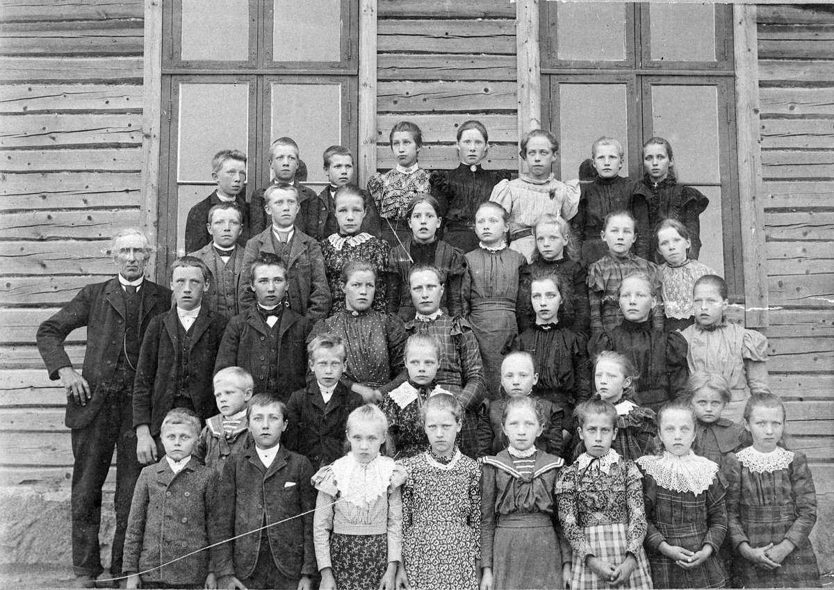 Gruppebilde av elever ved Stranden skole 1899 - 1900