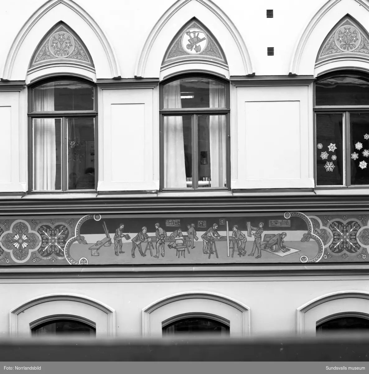 Väggmålningar på fasader i Sundsvalls stenstad.