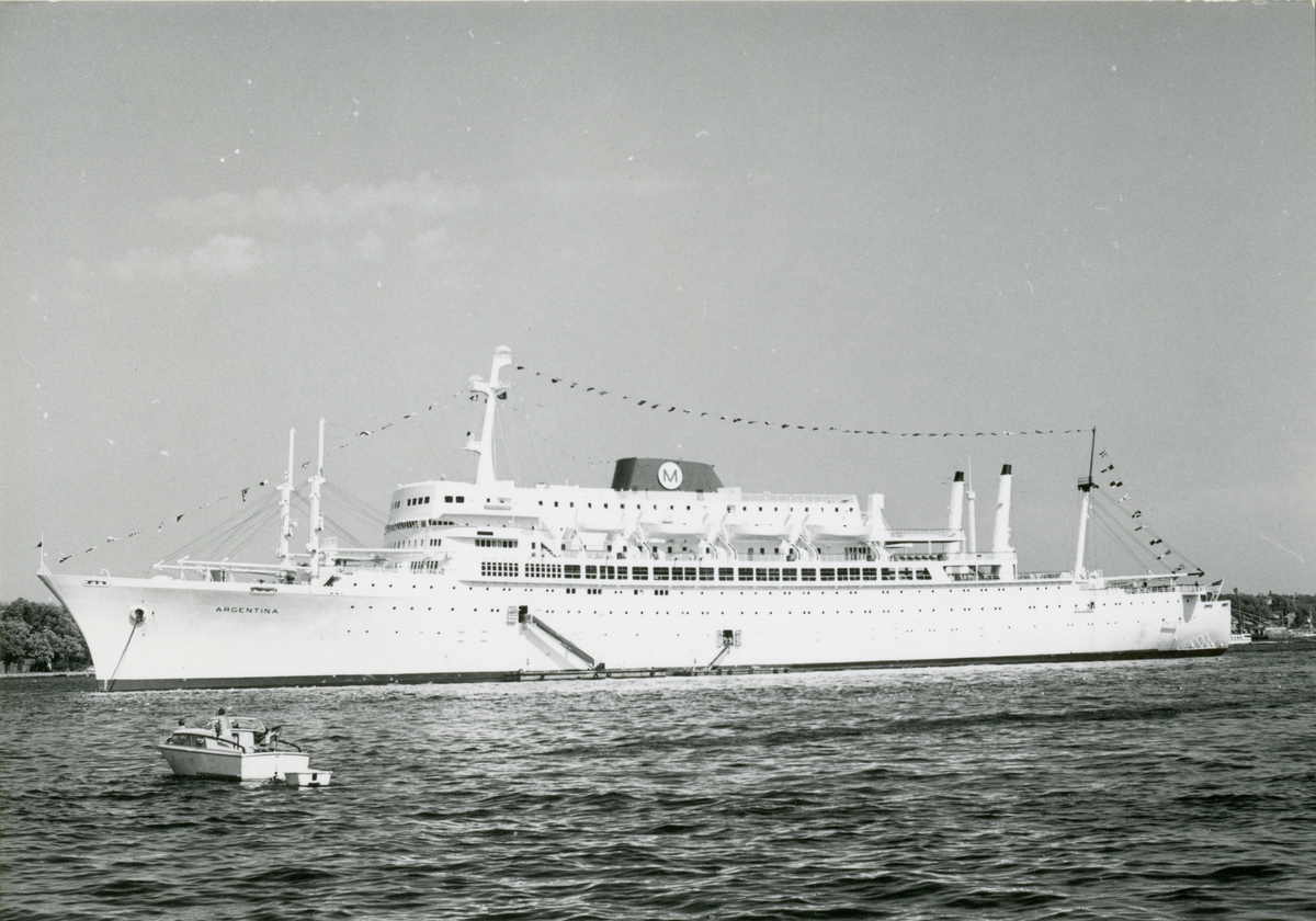 Foto från 1966 visande turist-& passagerarturbinångfartyg ARGENTINA för ankar på Stockholms ström.