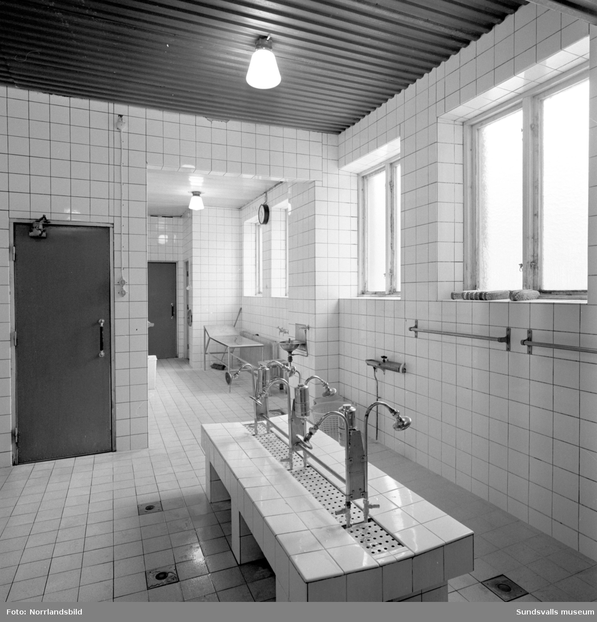 Exteriör- och interiörbilder från varmbadhuset i Sundsvall.