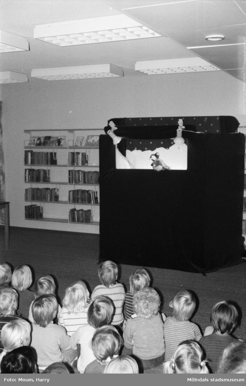 Dockteater på Kållereds bibliotek, år 1984.

För mer information om bilden se under tilläggsinformation.