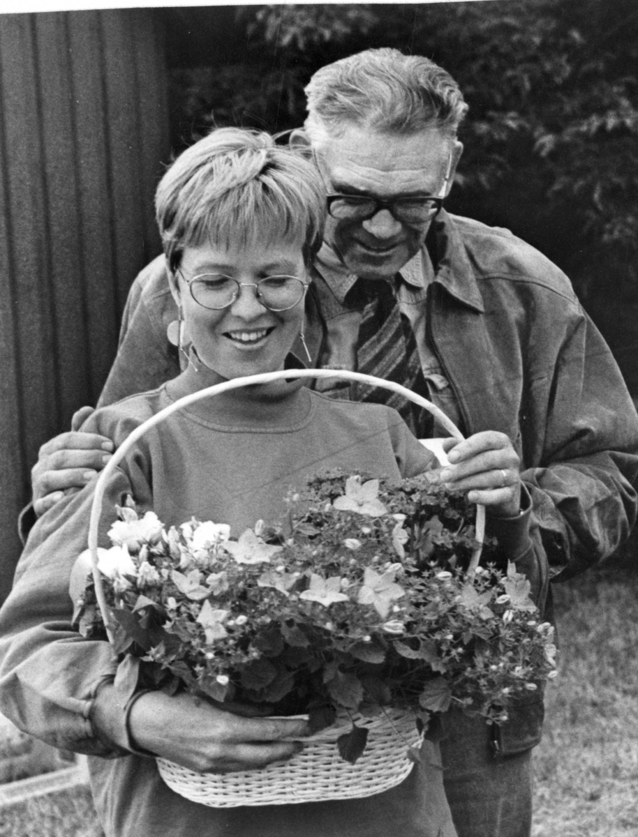 Liv Hiim Bakken får blomster av lærer Anton Klausen ved Kjølebrønd skole. Liv vasket på skolen. ca. 1980