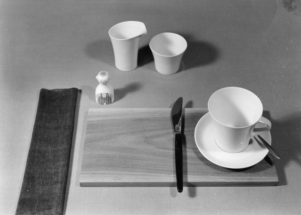 Produktfoto av kaffe/te-servise, kopp m/skål, kanner
Denne modellen heter Jubileum, den ble produsert fra 1959 og fremover, og den er designet av Eystein Sandnes.