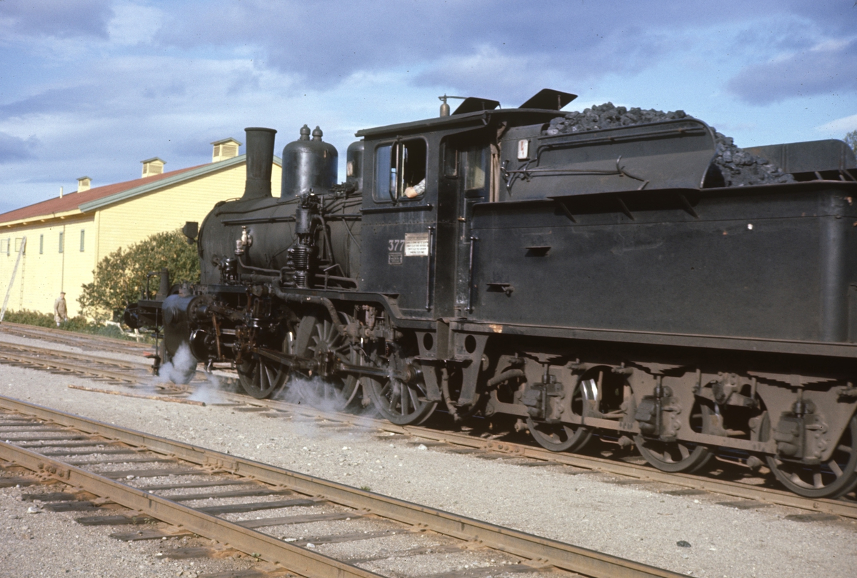 Damplokomotiv type 21c nr. 377 med godstog på Kirkenær stasjon på Solørbanen