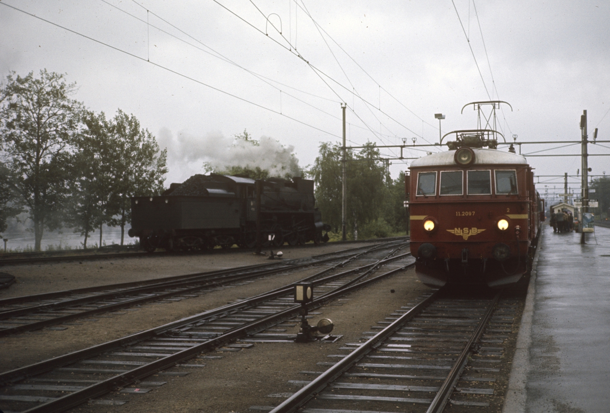 Damplok Type 26c Nr 433 På Kongsvinger Stasjon Persontog Til Oslo Ø Står Ved Plattformen 