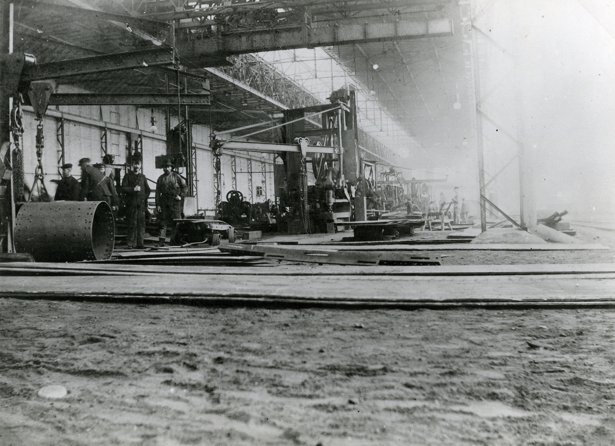 Foto visande T. Herlin, andra man från höger, som fartygsplåtslagare vid Flensburger Schiffbaugesechellschafts varv sommaren 1903, med en lön av 21 pfenning i timmen. (10 timmars arbetsdag).