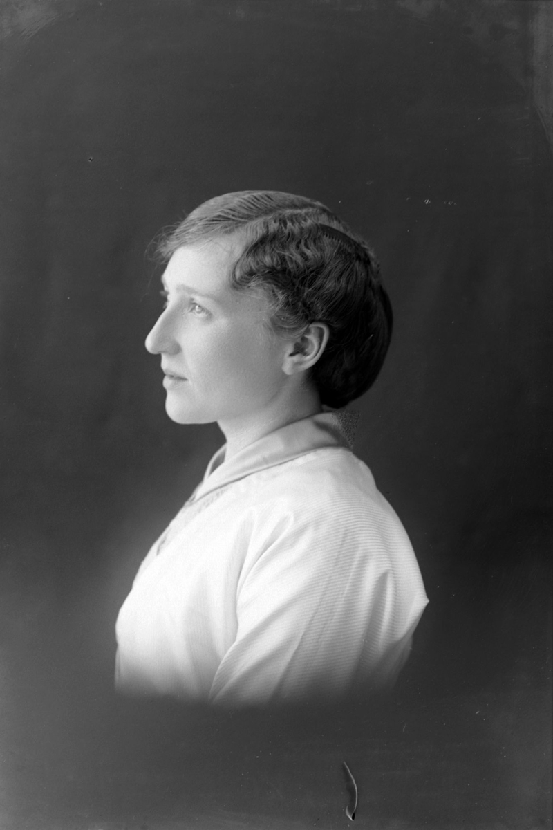 Brystportrett i profil av Hilda Celius.