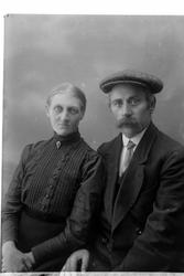 Studioportrett av en mann og kvinne i halvfigur.