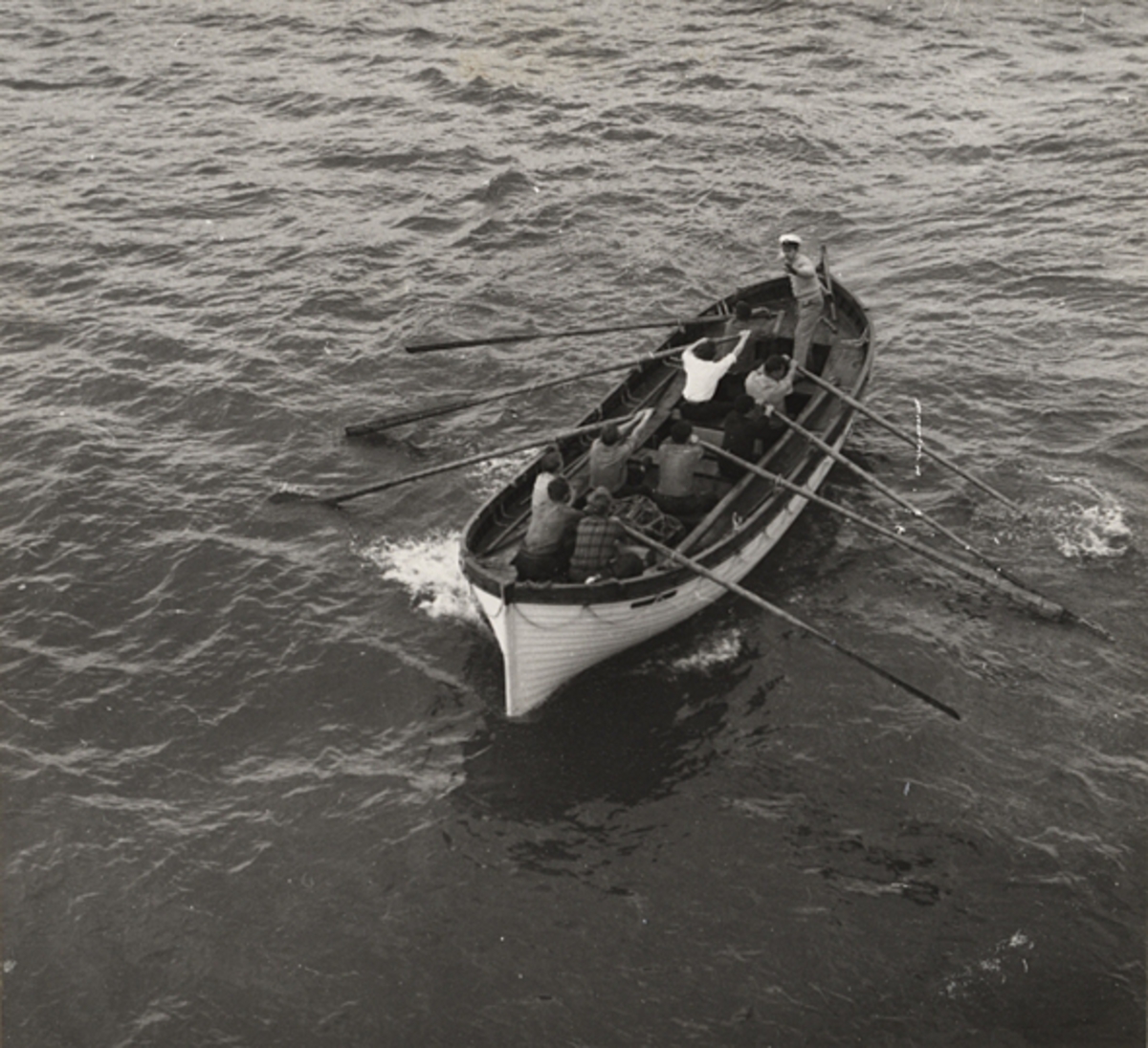 Övning i rodd i en av m/s GOLDEN OCEANs livbåtar på Haifas redd 1952.