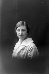 Studioportrett av en kvinne i halvfigur.